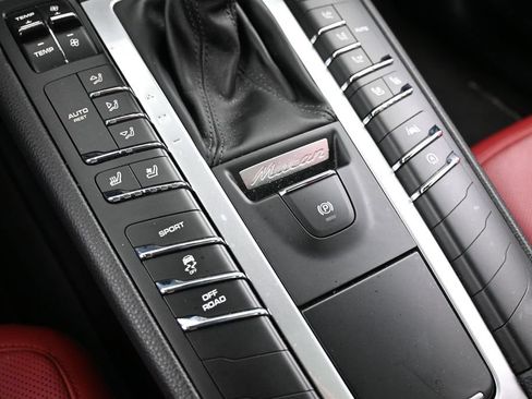 Certified 2020 Porsche Macan AWD/4WD image 22