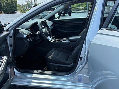 Used 2025 Nissan Altima 2.5 SV FWD image 11