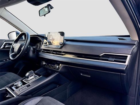 Used 2024 Mitsubishi Outlander SE image 30