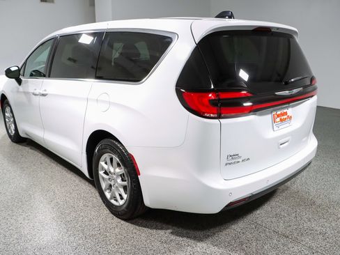 Used 2023 Chrysler Pacifica Touring-L image 9