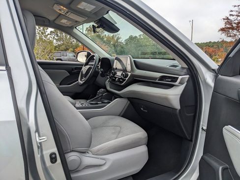 Used 2023 Toyota Highlander L image 30