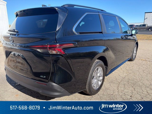 Used 2025 Toyota Sienna XLE FWD image 9