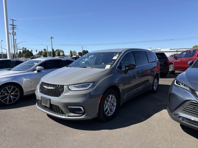 Used 2025 Chrysler Pacifica Select