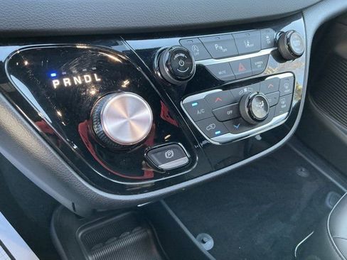 Used 2025 Chrysler Pacifica Select image 22