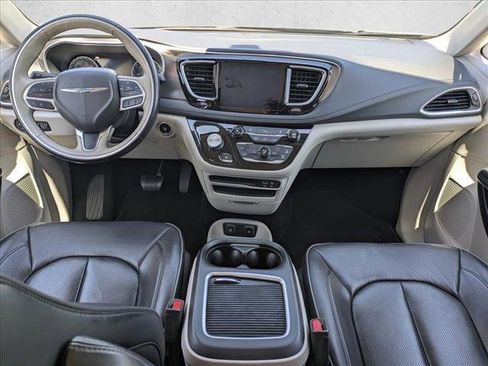 Used 2017 Chrysler Pacifica Limited FWD image 17