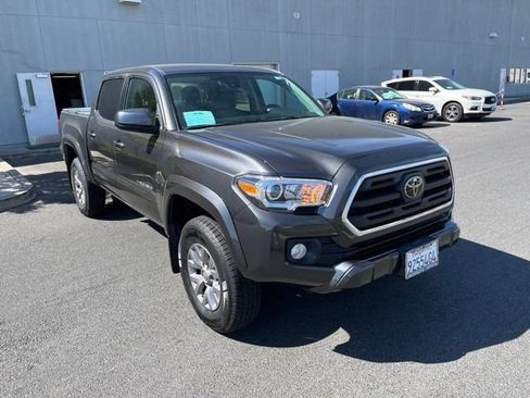Used 2018 Toyota Tacoma SR5 RWD image 2