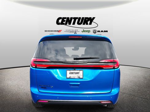 New 2026 Chrysler Pacifica Select w/ S Appearance Package image 4