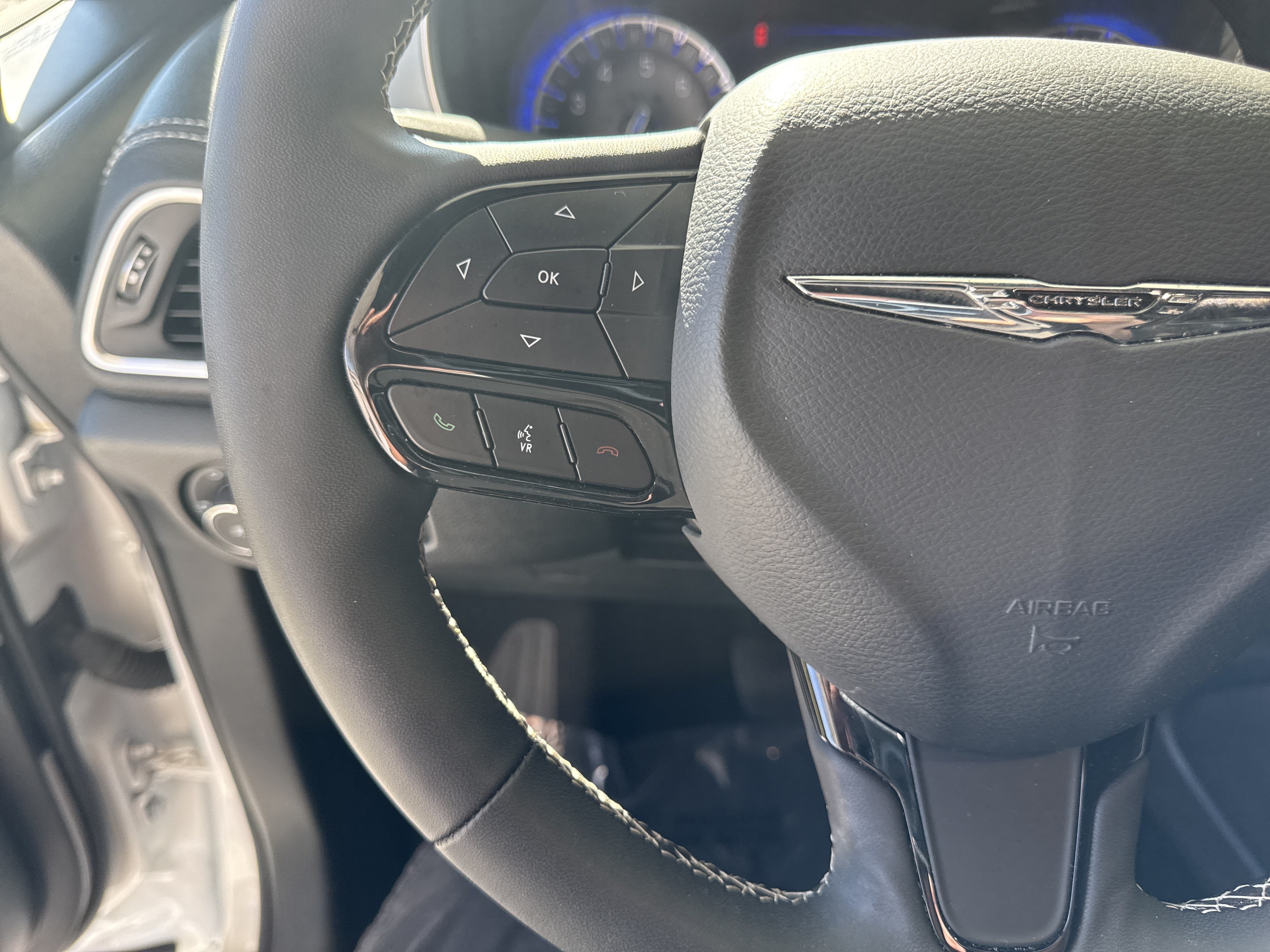 Used 2025 Chrysler Pacifica Limited FWD image 19