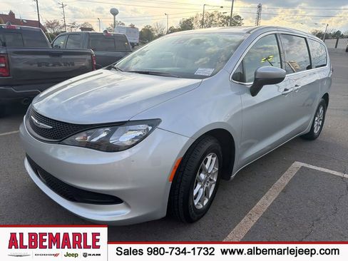 Used 2023 Chrysler Voyager LX image 1