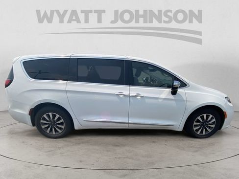 Used 2023 Chrysler Pacifica Limited FWD image 11