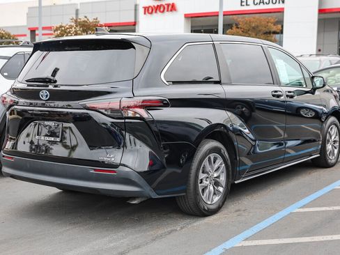 Certified 2024 Toyota Sienna LE FWD image 23