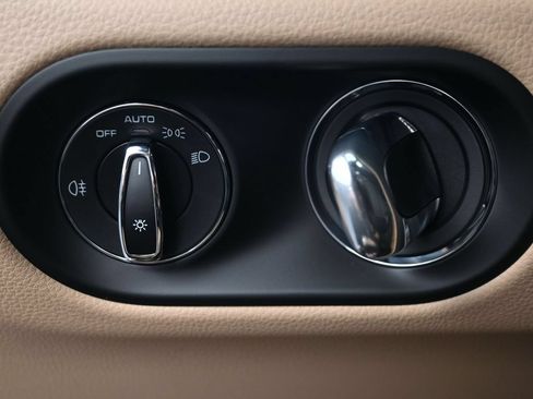 Certified 2026 Porsche Macan AWD/4WD image 24
