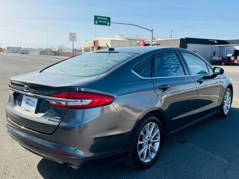 Used 2017 Ford Fusion SE image 3