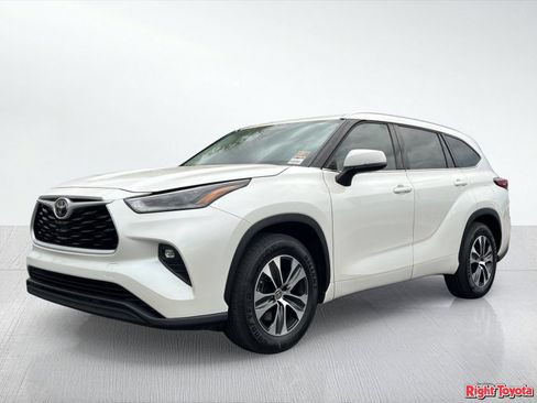 Certified 2021 Toyota Highlander XLE FWD image 2