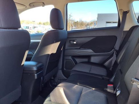 Used 2017 Mitsubishi Outlander SE image 16