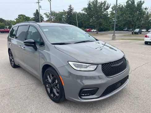 Used 2025 Chrysler Pacifica Limited FWD image 14