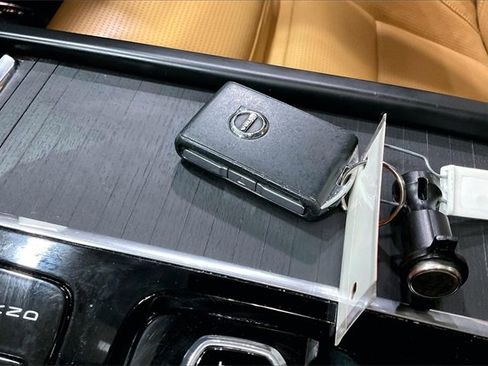 Certified 2024 Volvo XC90 T8 Ultimate w/ Protection Package Premier image 11