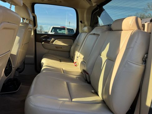 Used 2013 Chevrolet Avalanche LTZ image 22