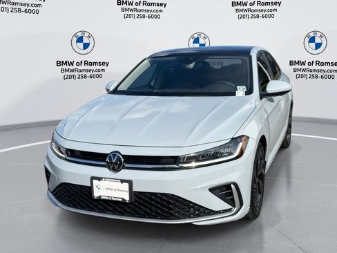 Used 2025 Volkswagen Jetta SE FWD image 1