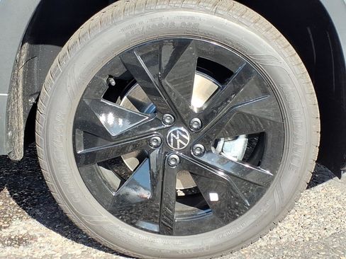 New 2026 Volkswagen Taos SE FWD image 7
