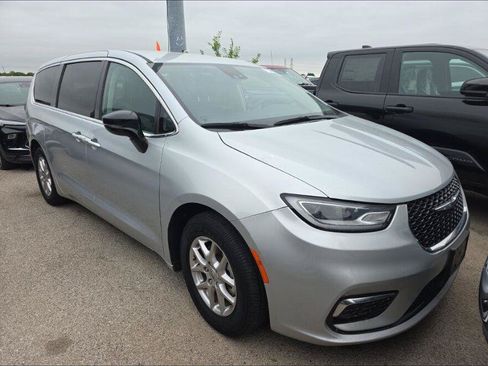 Used 2024 Chrysler Pacifica Touring-L FWD image 1