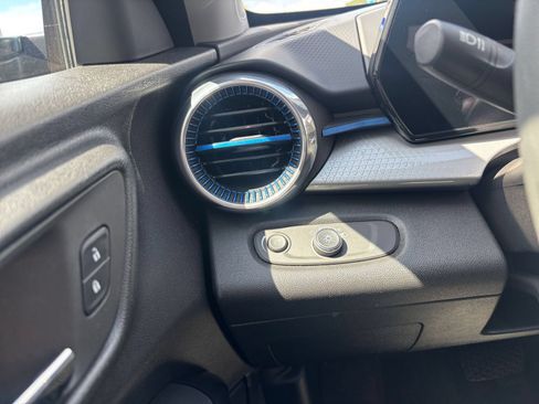 Used 2025 Chevrolet Trax LT FWD image 33
