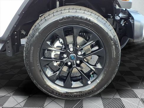 Used 2025 Jeep Wrangler Sahara image 12
