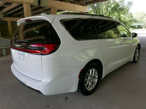 Used 2021 Chrysler Pacifica Touring-L FWD image 31