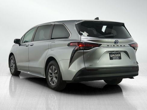 Used 2021 Toyota Sienna XLE image 3