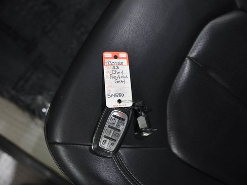 Used 2023 Chrysler Pacifica Touring-L image 24