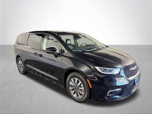 Used 2023 Chrysler Pacifica Touring-L FWD image 4