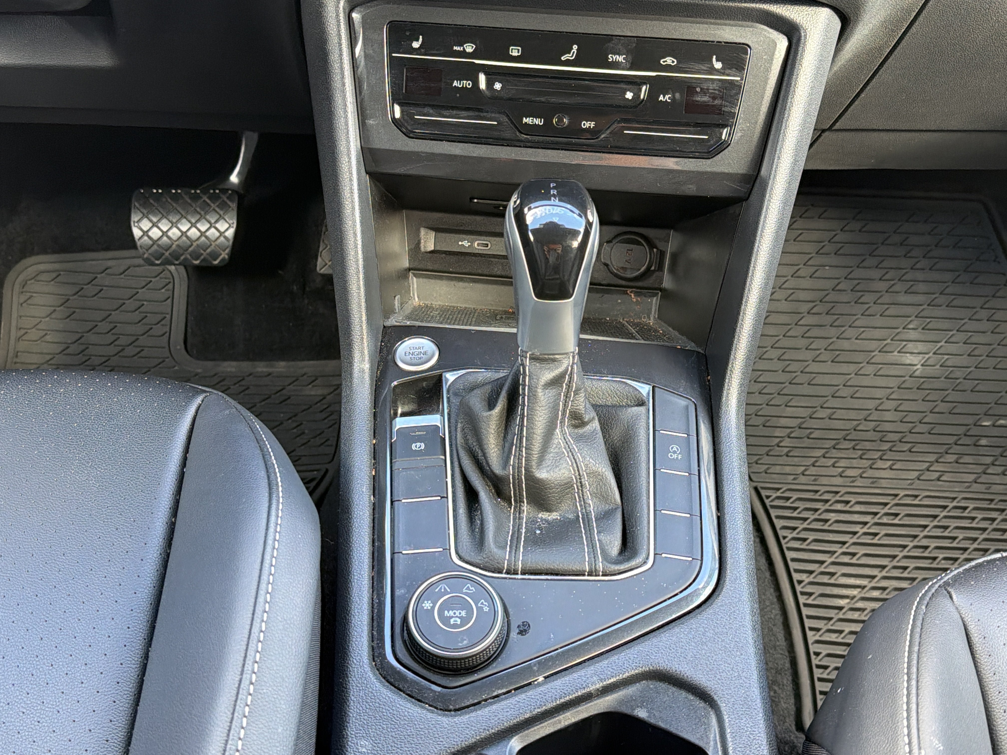 Used 2024 Volkswagen Tiguan SE AWD/4WD image 24