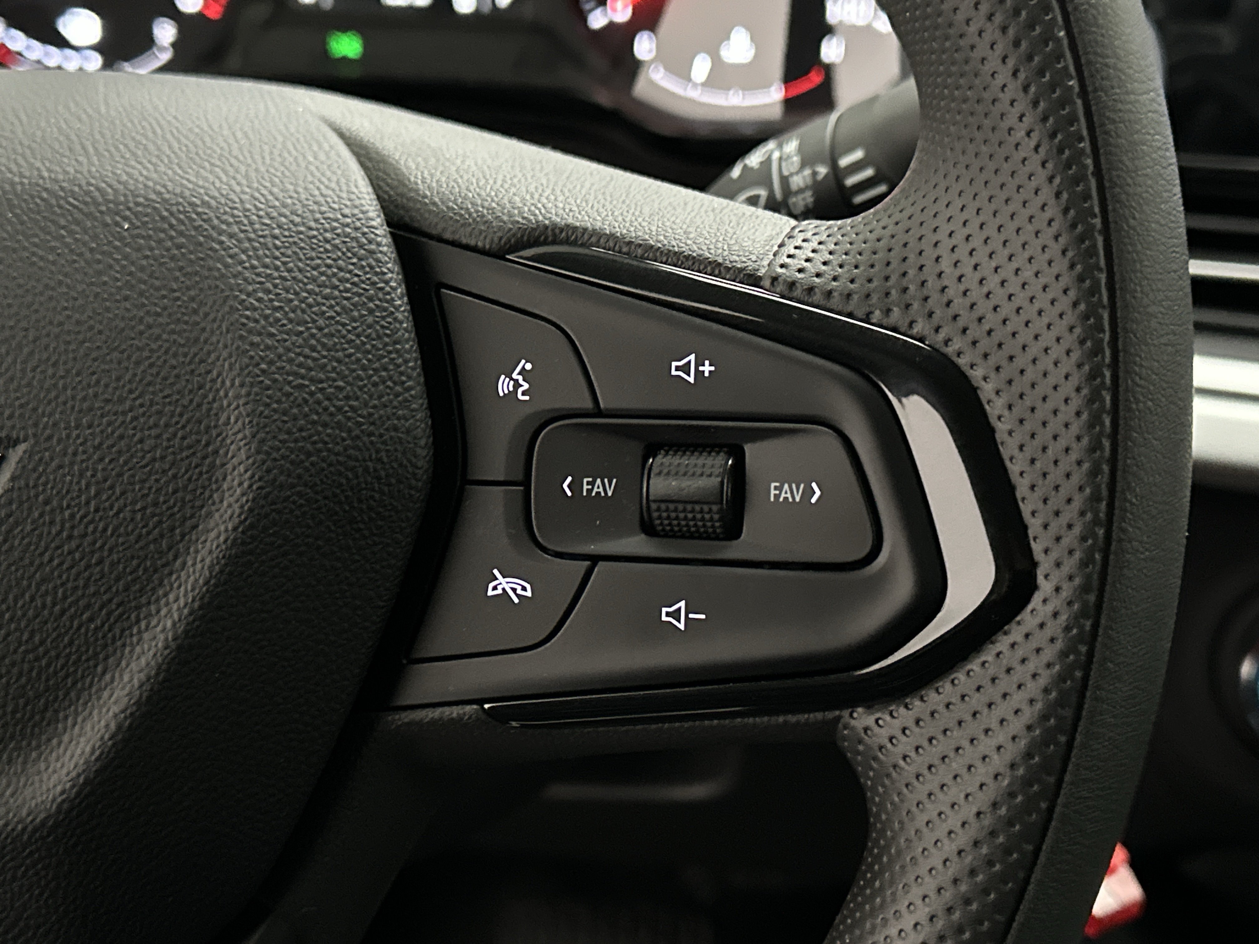 New 2026 Chevrolet Trax LS w/ LS Convenience Package FWD image 26