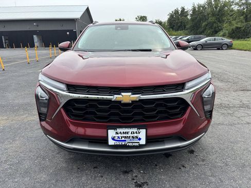 Used 2024 Chevrolet Trax LT w/ LT Convenience Package FWD image 2