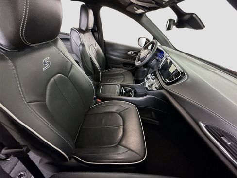 Used 2025 Chrysler Pacifica Limited image 23