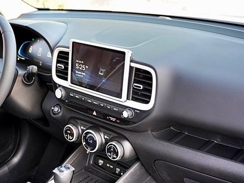 New 2025 Hyundai Venue Limited image 12