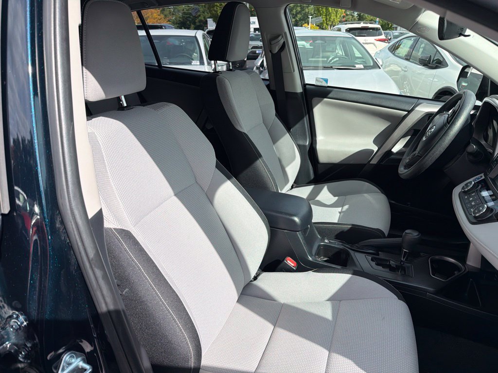 Used 2018 Toyota RAV4 LE AWD/4WD image 12
