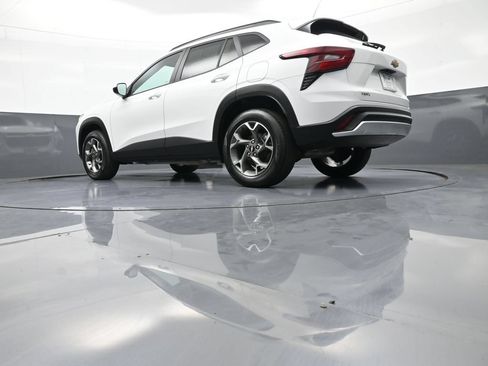 Used 2025 Chevrolet Trax LT w/ LT Convenience Package FWD image 31