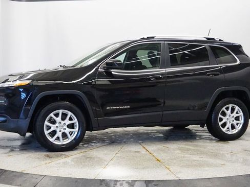 Used 2017 Jeep Cherokee Latitude w/ Cold Weather Group image 2