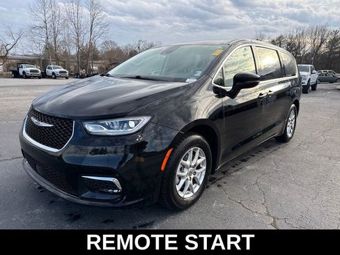 Used 2024 Chrysler Pacifica Touring-L image 9