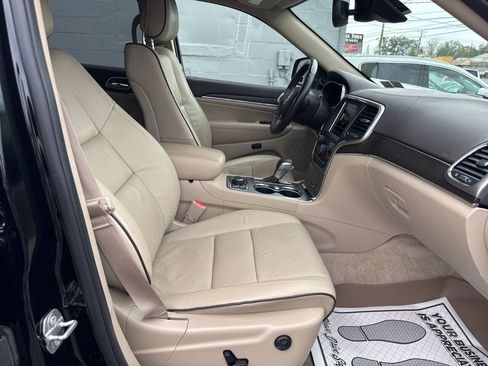 Used 2018 Jeep Grand Cherokee Overland AWD/4WD image 24