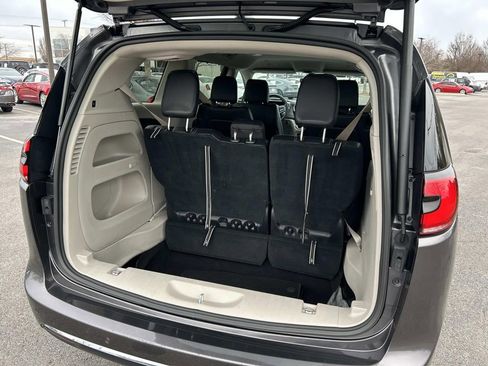 Used 2023 Chrysler Pacifica Touring-L image 13