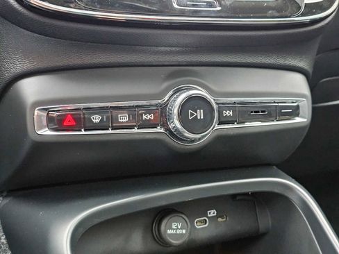 Certified 2025 Volvo XC40 B5 Core image 25