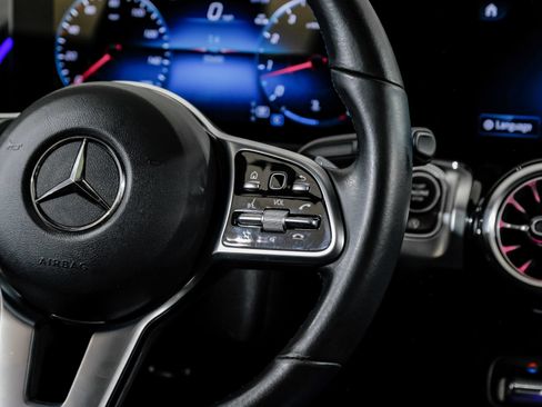 Used 2023 Mercedes-Benz GLB 250 4MATIC w/ Premium Package image 22