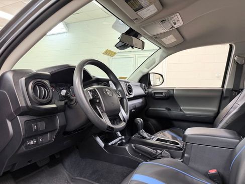 Used 2020 Toyota Tacoma SR AWD/4WD image 15