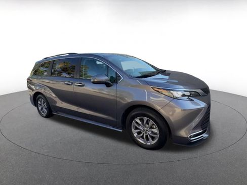 Used 2024 Toyota Sienna XLE FWD image 2