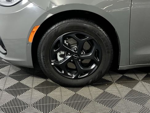 Used 2022 Chrysler Pacifica Limited w/ Uconnect Theater Family Group image 15