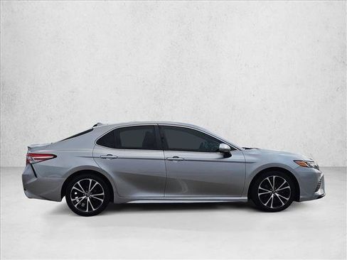 Used 2019 Toyota Camry SE image 4