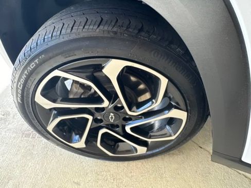 Used 2024 Chevrolet Trax RS w/ Sunroof Package FWD image 34
