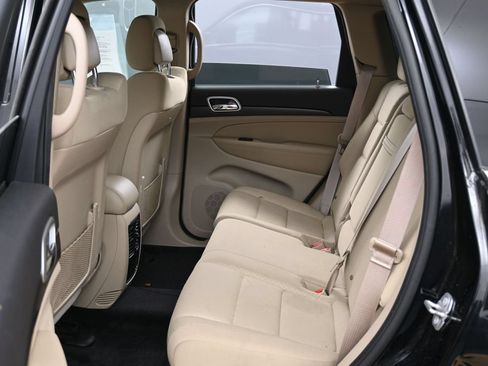 Used 2018 Jeep Grand Cherokee Laredo AWD/4WD image 27